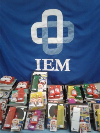 El Instituto de Especialidades M&eacute;dicas entrega de &uacute;tiles escolares.