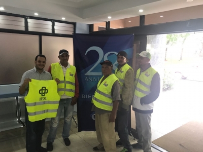 El Instituto de Especialidades M&eacute;dicas entrega chalecos a transportistas.